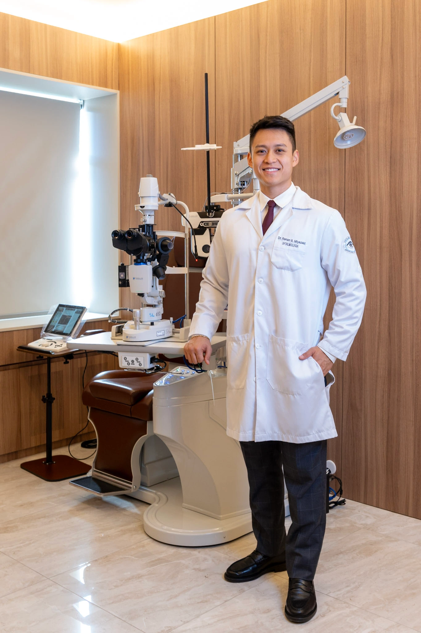 Dr. Renan Miyasaki em ambiente oftalmológico